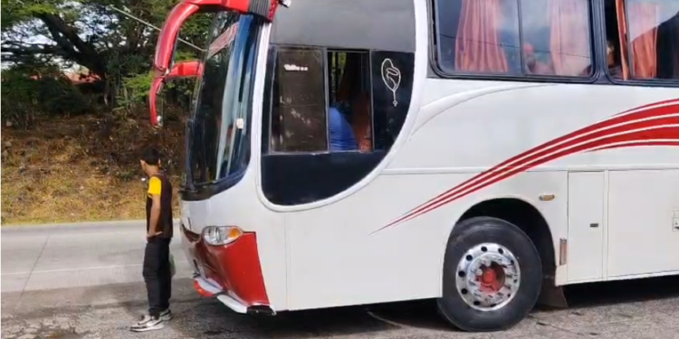 ¡Terror a bordo! Ladrones encañonan a pasajeros y los despojan de todo en bus de Tegucigalpa-Choluteca