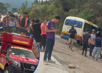 ¡Tragedia! Un muerto y dos heridos al accidentarse bus desenfrenado en carretera a oriente