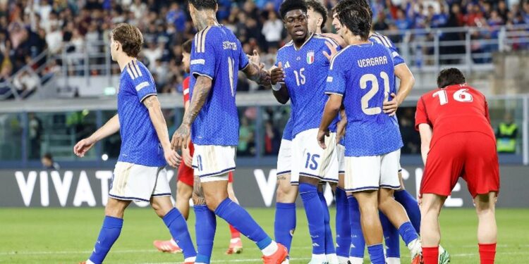 Italia frena a Turquía, gana 3-1 y escala al segundo lugar en la Liga de Naciones