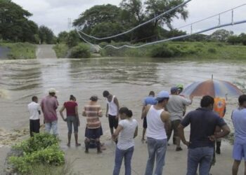 Más de 4,000 personas están afectadas por las inundaciones en la Costa de los Amates
