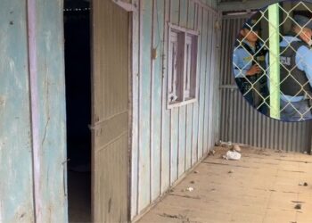 Inmueble abandonado ocultaba un cadáver: Pobladores hallan a un hombre en estado de descomposición en el centro de Yojoa