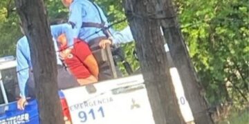 ¡Entre la vida y la muerte gracias a su propia sangre! Sobrina apuñala a su tío en el pecho cerca del corazón