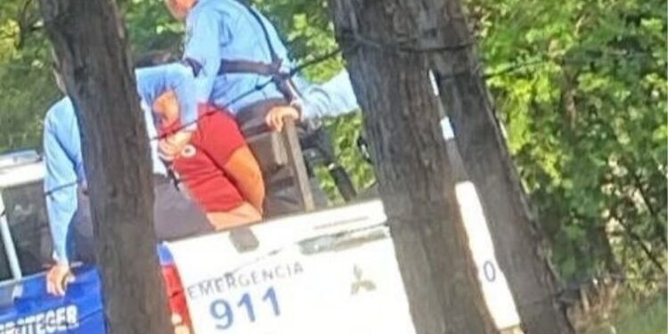 ¡Entre la vida y la muerte gracias a su propia sangre! Sobrina apuñala a su tío en el pecho cerca del corazón
