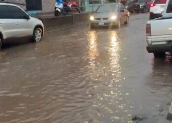 ¡Colapso en la Arturo Quezada! Lluvias convierten las calles en ríos de piedras y basura