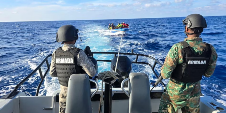 Rescatan a 61 migrantes de una embarcación que se hundía frente a República Dominicana