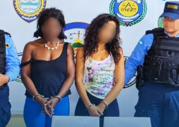 ¡A prisión por presunto homicidio! Dos mujeres son enviadas a detención judicial por muerte de hombre en Roatán