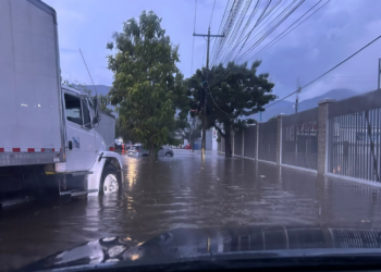 ¡San Pedro Sula bajo el agua! Diluvio provoca fuertes escorrentías en las calles de la ciudad
