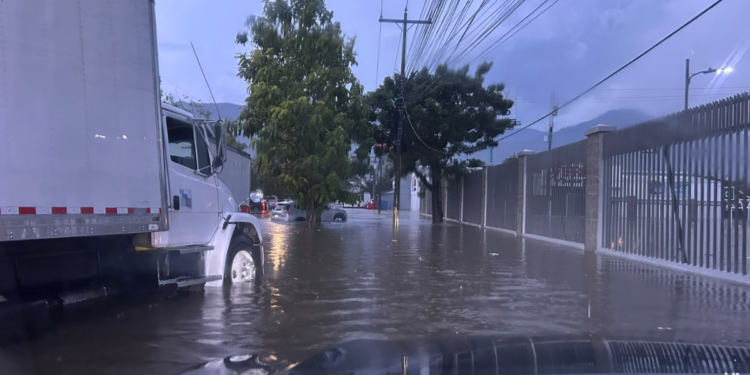 ¡San Pedro Sula bajo el agua! Diluvio provoca fuertes escorrentías en las calles de la ciudad