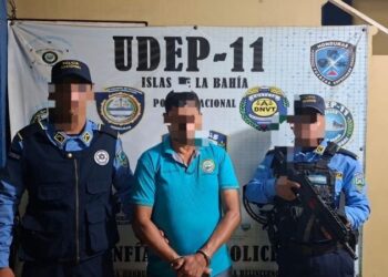 Detienen a maestro por presuntamente abusar de una menor de 9 años en Roatán