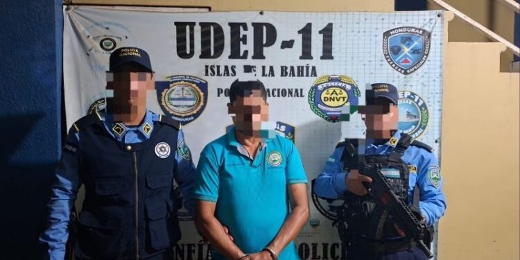 Detienen a maestro por presuntamente abusar de una menor de 9 años en Roatán