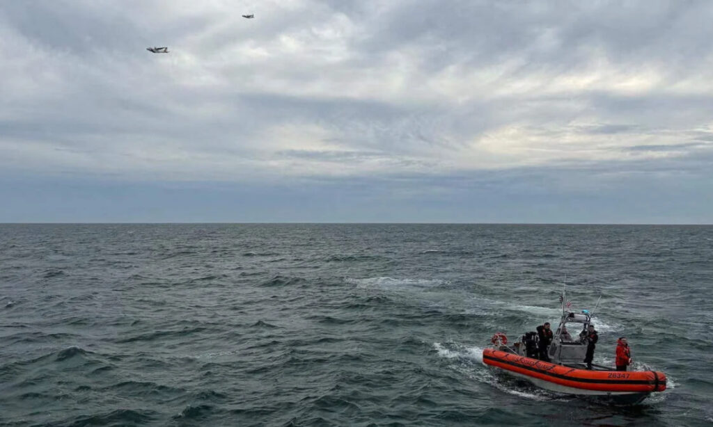 Hallan escombros de avión desaparecido en el Atlántico