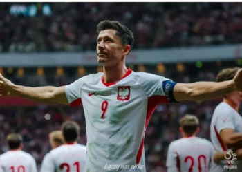 Polonia aplasta 6-0 a Rumanía con ‘hat-trick’ de Lewandowski en una noche fatídica para Drăgușin