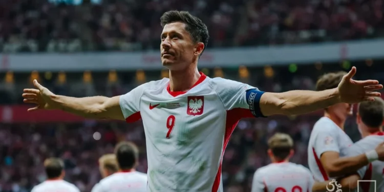 Polonia aplasta 6-0 a Rumanía con ‘hat-trick’ de Lewandowski en una noche fatídica para Drăgușin