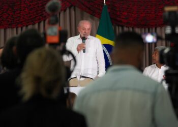 Lula dijo que intentará movilizar a los 30 millones de brasileños que no votaron para revertir la ventaja de Bolsonaro