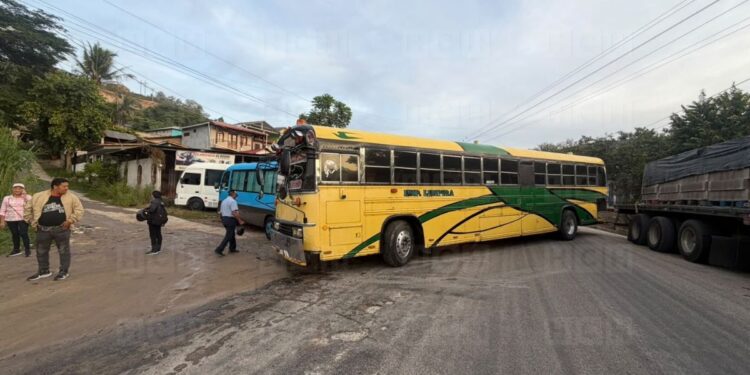 Paralizado el transporte en Lempira por trancazos a los combustibles