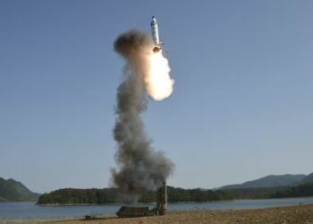Corea del Norte lanza un proyectil no identificado al mar de Japón, según Seúl