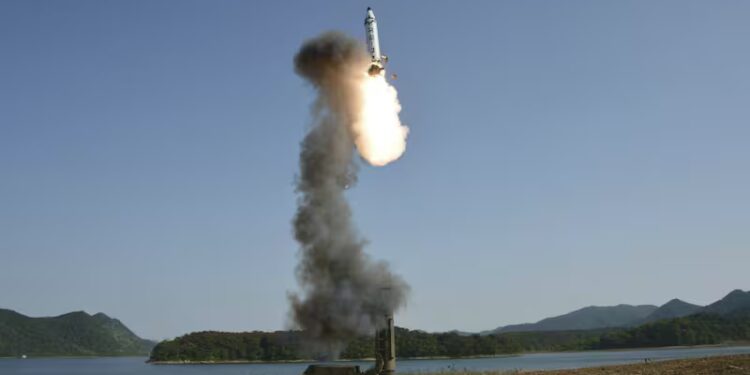 Corea del Norte lanza un proyectil no identificado al mar de Japón, según Seúl