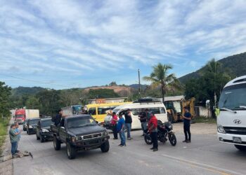 Transportistas toman parcialmente la CA-4 en Copán por alto costo de combustibles
