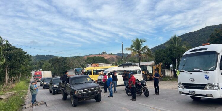 Transportistas toman parcialmente la CA-4 en Copán por alto costo de combustibles