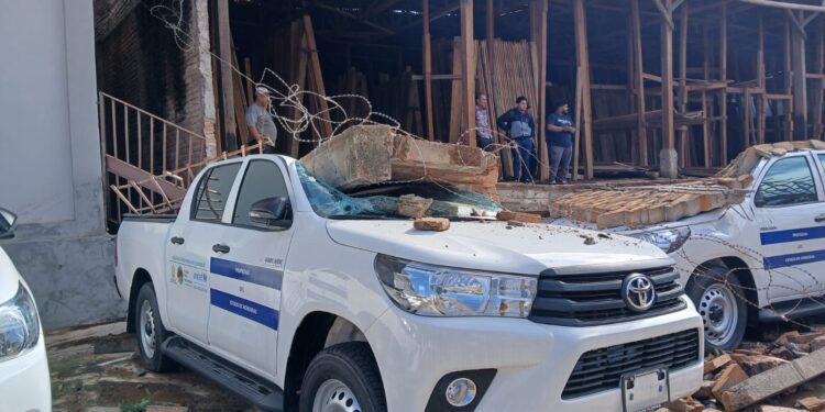 ¡De estreno a chatarra! Muro se desploma y aplasta dos carros nuevecitos en la Secretaría de Salud