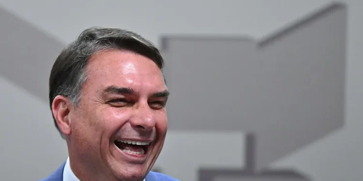 Flávio Bolsonaro cancela a última hora su asistencia al último debate electoral