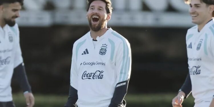 Lo que dejó el último entrenamiento de Messi en la Selección: la prenda que debió cumplir y las visitas ilustres