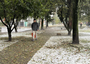 Una granizada viste de blanco a Bogotá, Colombia, y retrasa vuelos por la baja visibilidad