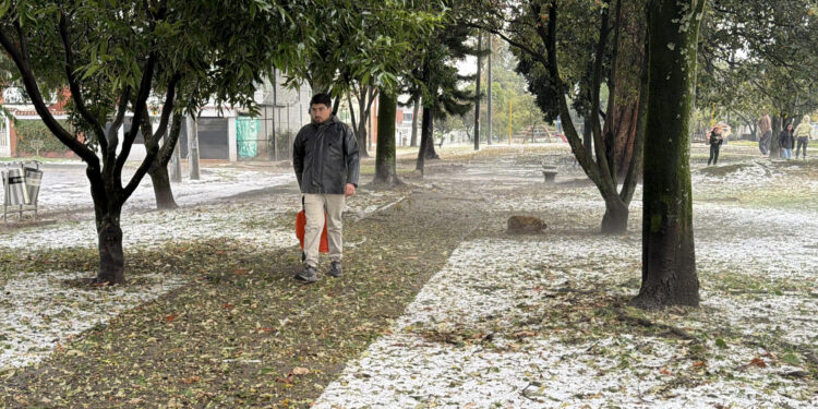 Una granizada viste de blanco a Bogotá, Colombia, y retrasa vuelos por la baja visibilidad