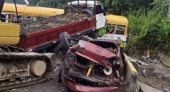 Tragedia en Los Chorros, El Salvador: Cuatro fallecidos y múltiples lesionados tras aparatoso choque provocado por camión