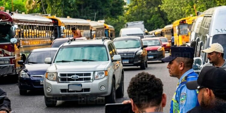 ¡A caminar! Sin bloquear la carretera, transportistas paralizan unidades en Villanueva, Cortés