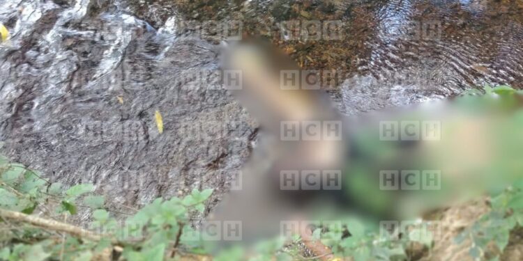 ¡Con una faja atada al cuello! Hallan sin vida a hombre en el río Guayape