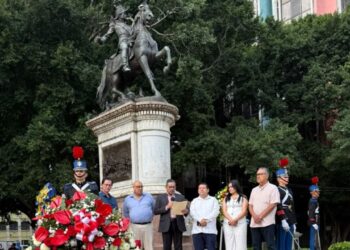 ¡Muchos disfrutan el feriado, pero pocos recuerdan la fecha! Solo los liberales se acordaron hoy del natalicio de Francisco Morazán