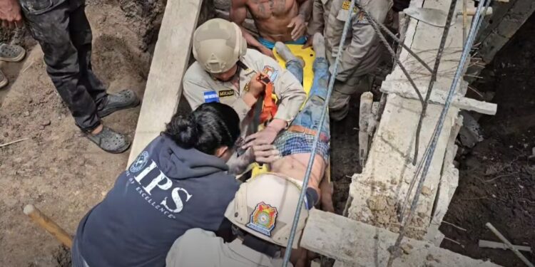 ¡Por poco no la cuenta! Joven es rescatado tras ceder muro de contención en Danlí