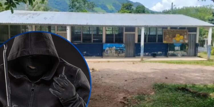 ¡Terror en San Francisco de Ojuera! Maestros abandonan las aulas por extorsiones y amenazas; reportan 86 casas quemadas y familias desplazadas