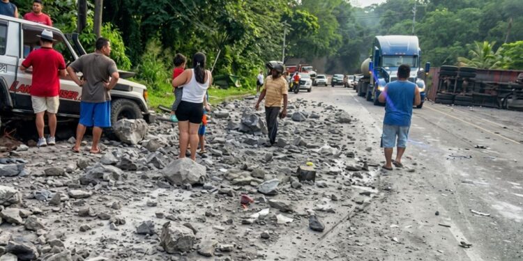 ¡Tragedia en Yojoa! Volqueta desenfrenada embiste varios automotores, dejando un muerto y varios heridos